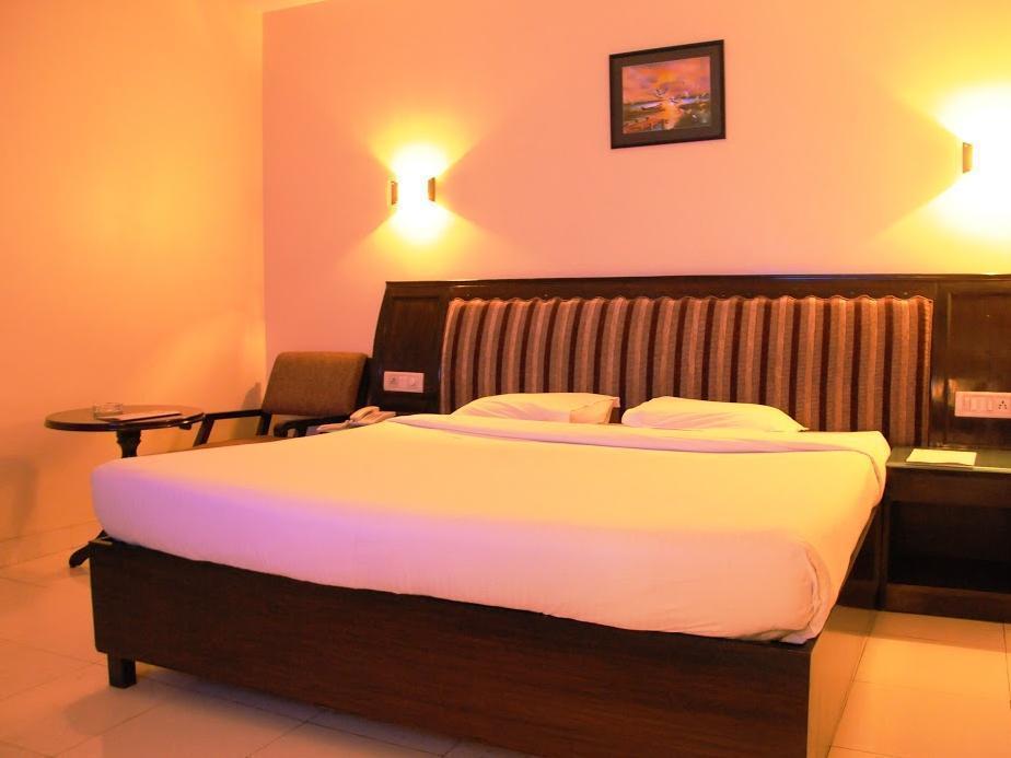 Treebo Trend Grand Plaza Nampally ไฮเดอราบัด ภายนอก รูปภาพ
