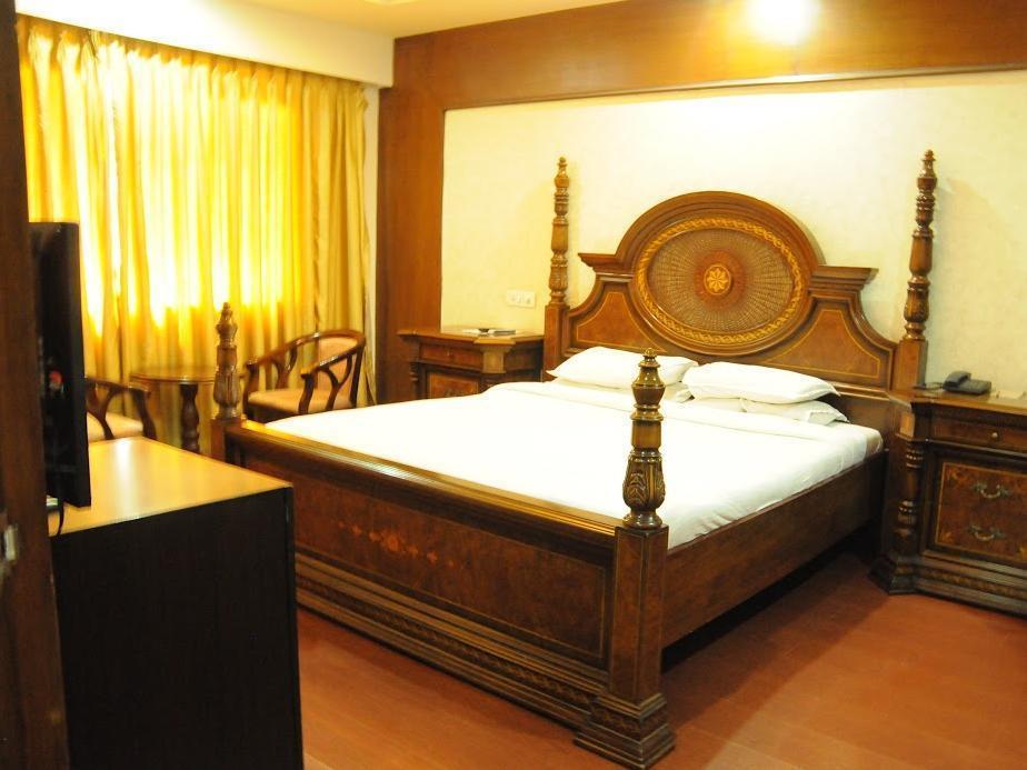 Treebo Trend Grand Plaza Nampally ไฮเดอราบัด ภายนอก รูปภาพ
