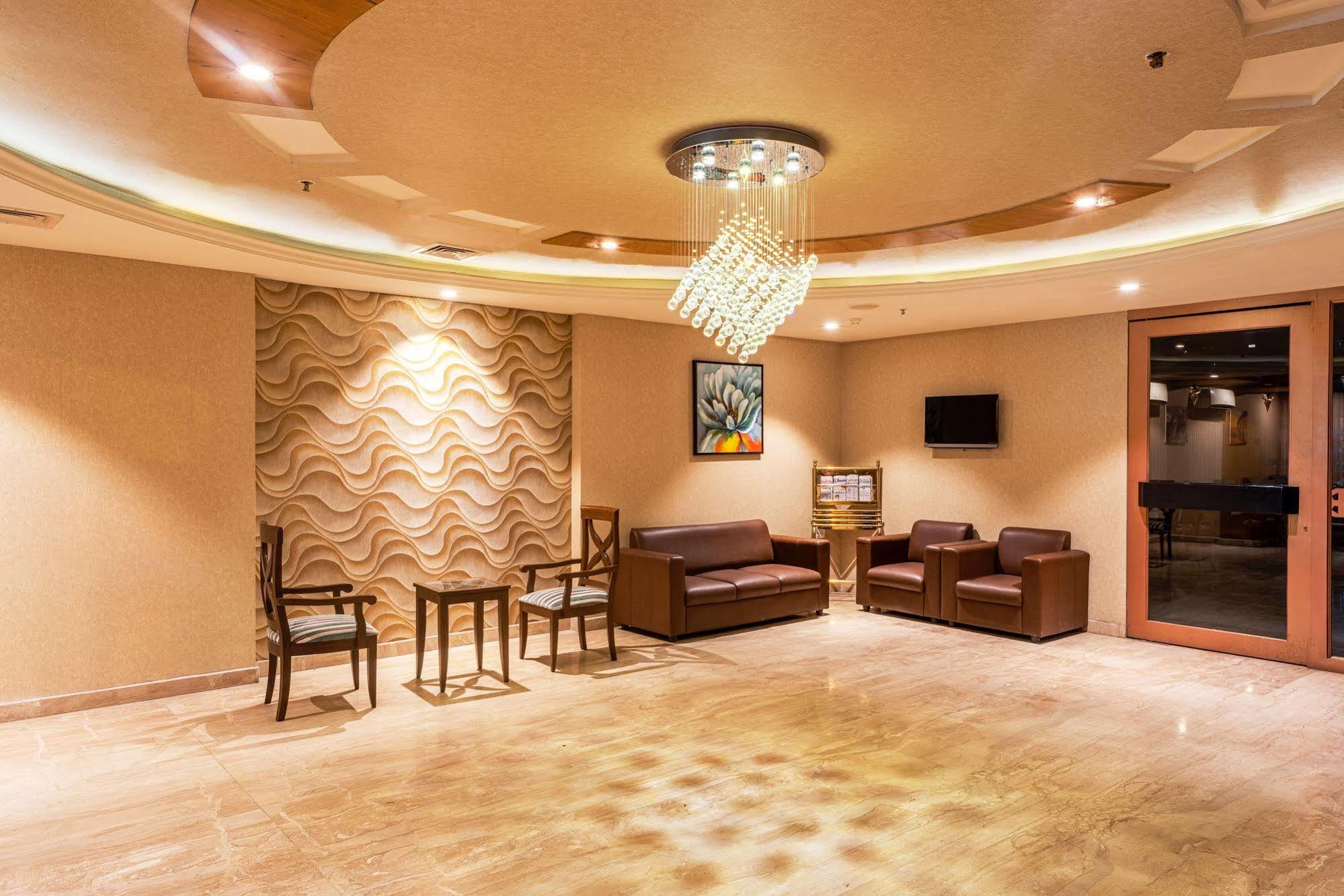 Treebo Trend Grand Plaza Nampally ไฮเดอราบัด ภายนอก รูปภาพ