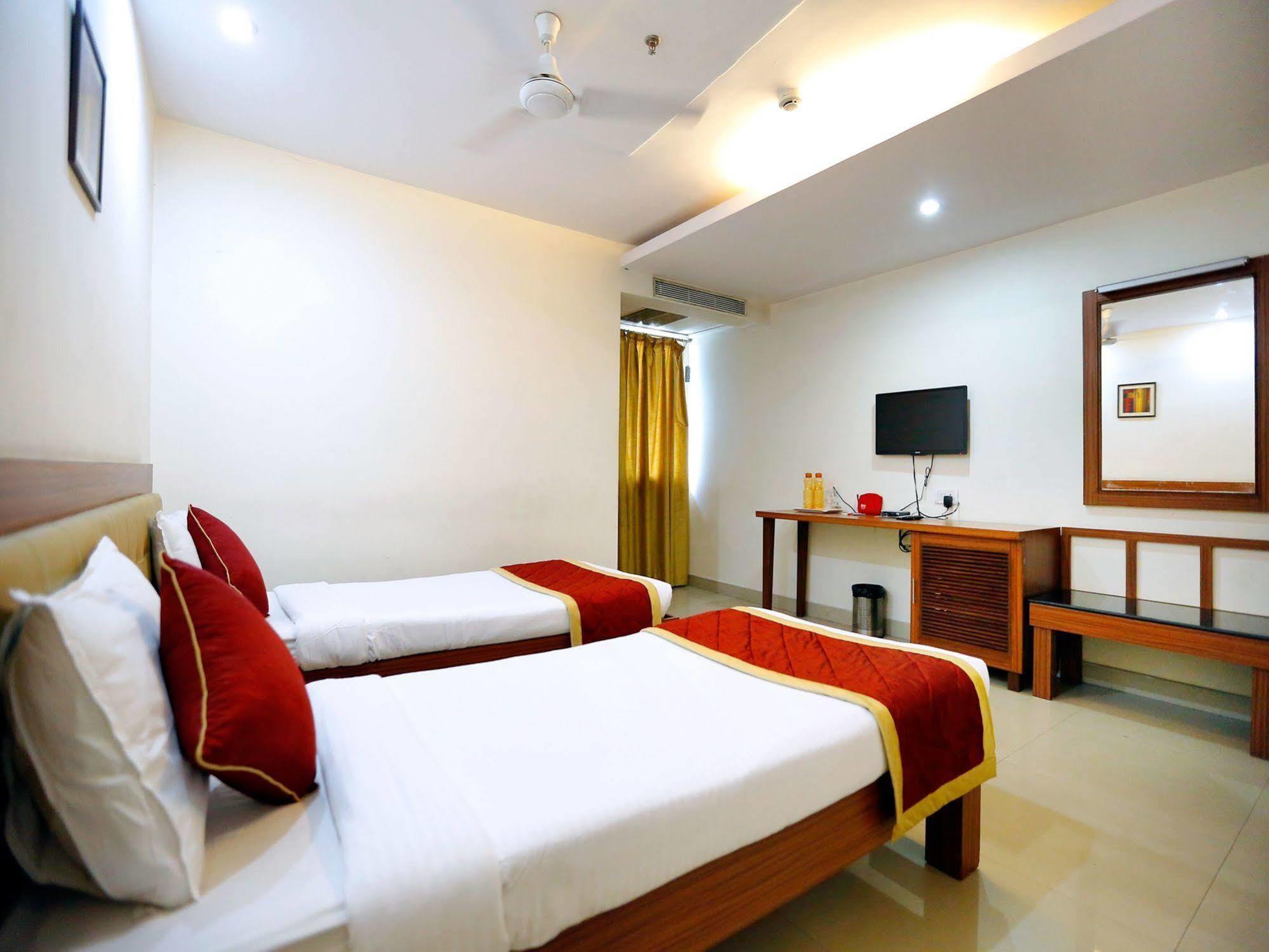 Treebo Trend Grand Plaza Nampally ไฮเดอราบัด ภายนอก รูปภาพ